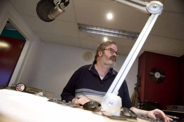 http://www.grensgeluiden.nl/afbeeldingen/BC201501-Joep_Trommelen-radioprogramma_grensgeluiden-technicus_Ad_van_Leunen-foto_Piet_den_Blanken-GUA_3372-600.jpg