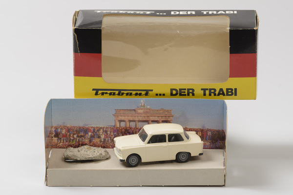 http://www.grensgeluiden.nl/afbeeldingen/Trabant_model_met_stuk_van_de_Muur.jpg